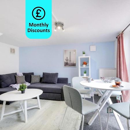 Chic 1Br House In Hounslow - 12 Mins From Heathrow Airport Apartment Feltham Exterior photo