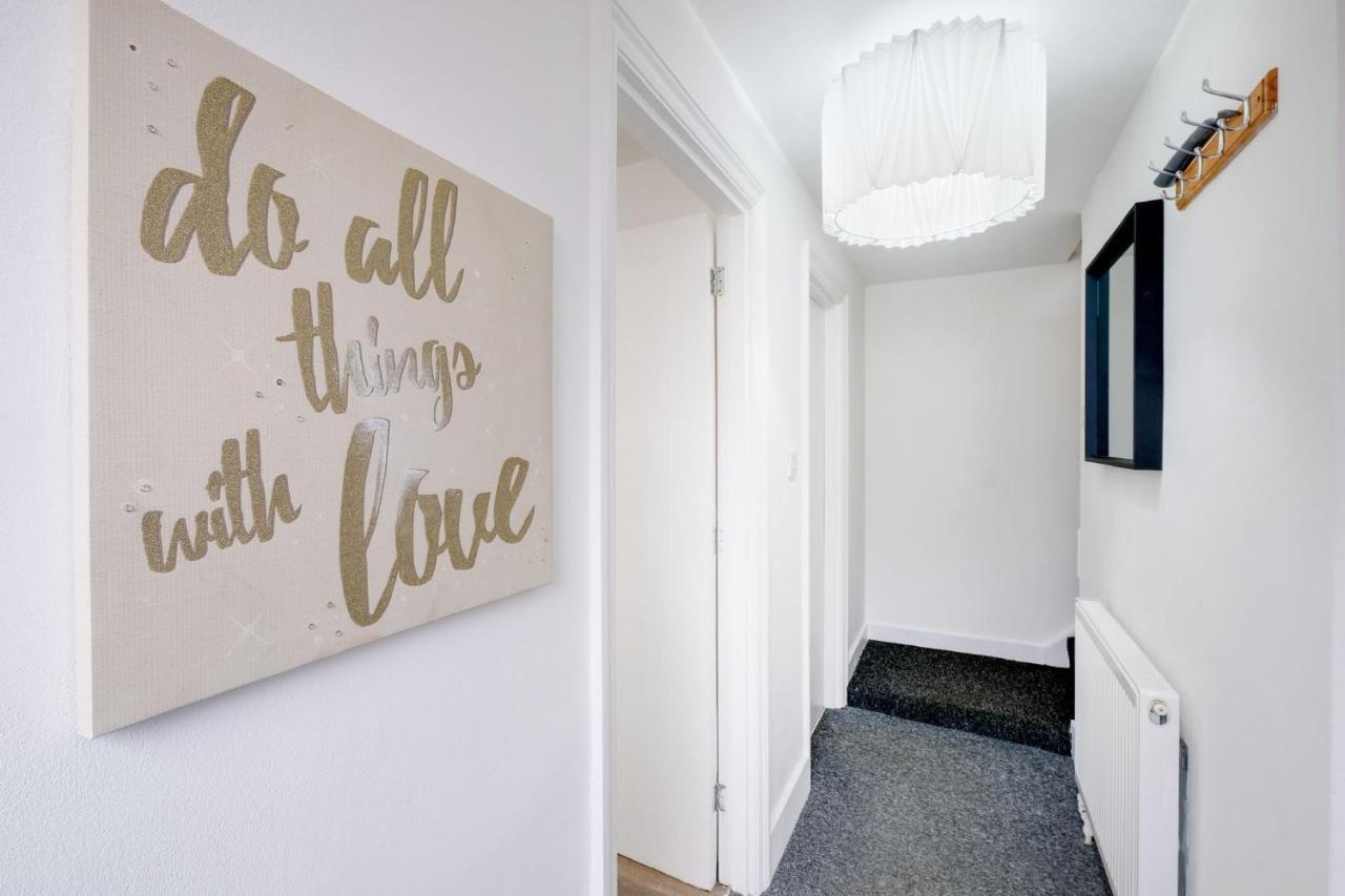 Chic 1Br House In Hounslow - 12 Mins From Heathrow Airport Apartment Feltham Exterior photo