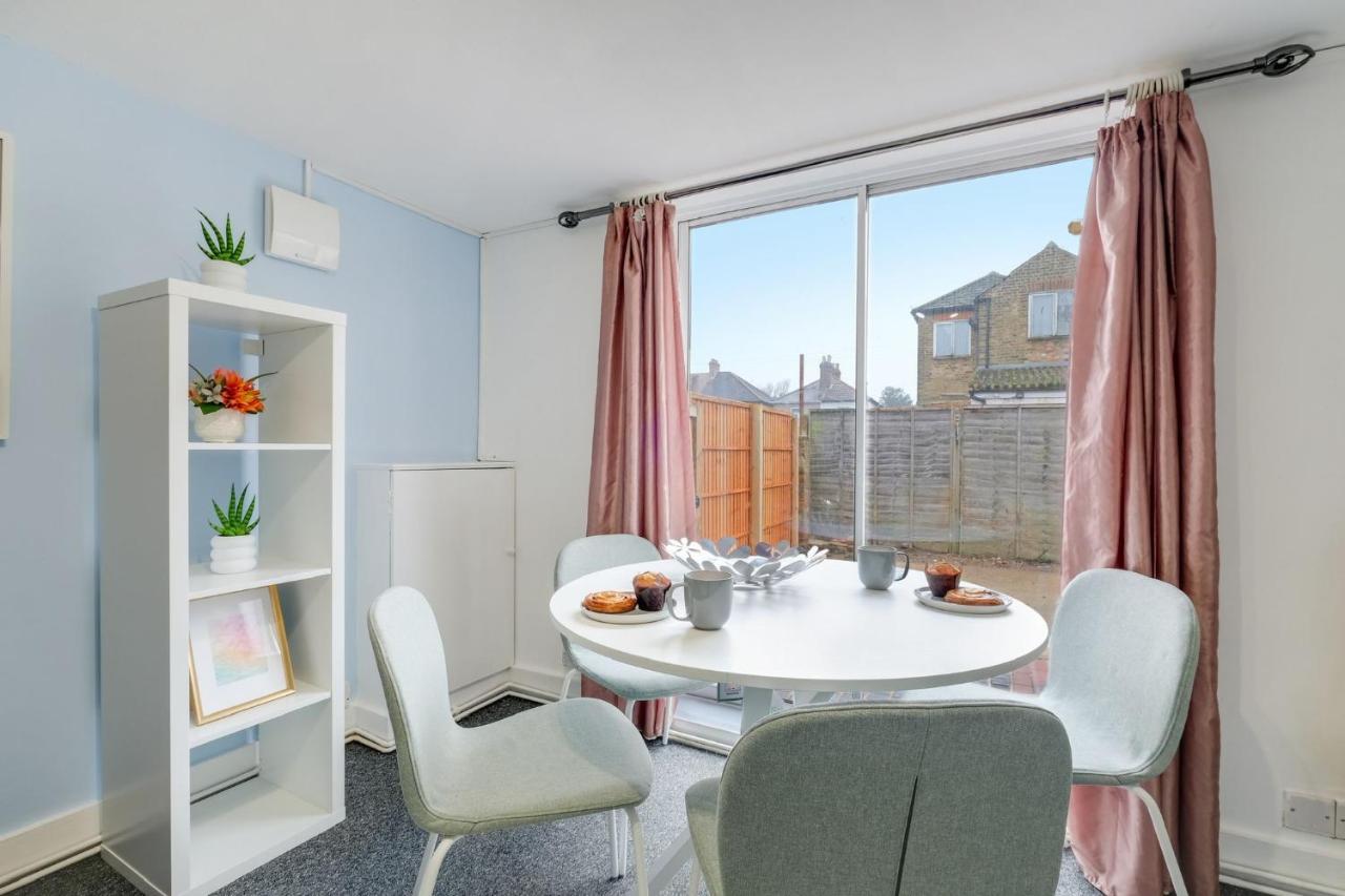 Chic 1Br House In Hounslow - 12 Mins From Heathrow Airport Apartment Feltham Exterior photo