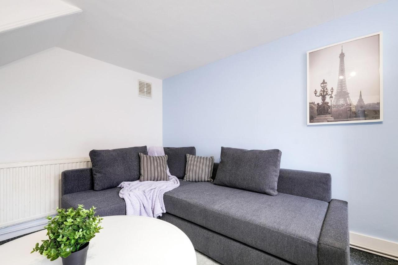 Chic 1Br House In Hounslow - 12 Mins From Heathrow Airport Apartment Feltham Exterior photo