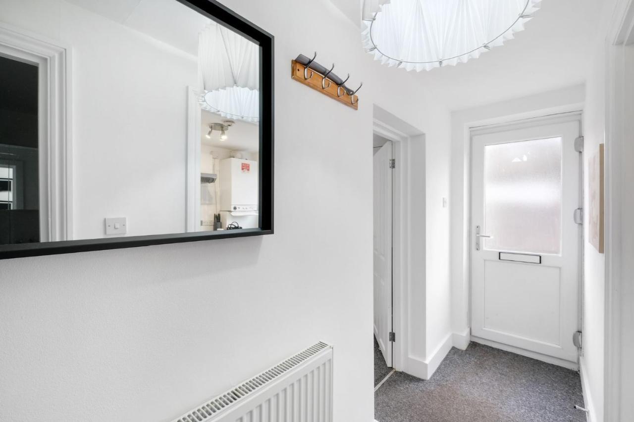 Chic 1Br House In Hounslow - 12 Mins From Heathrow Airport Apartment Feltham Exterior photo