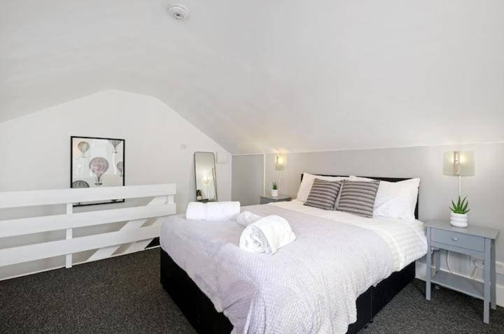 Chic 1Br House In Hounslow - 12 Mins From Heathrow Airport Apartment Feltham Exterior photo