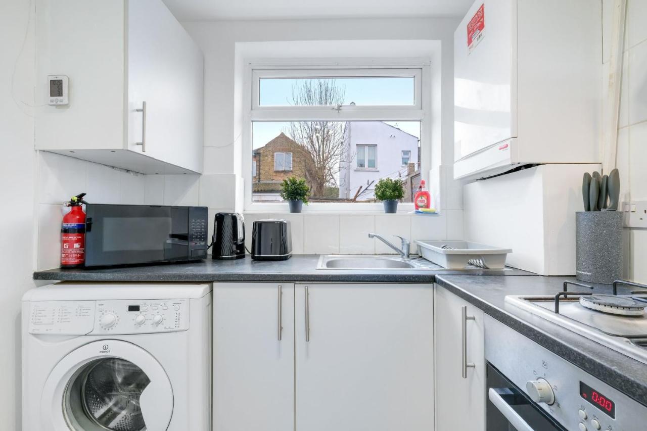 Chic 1Br House In Hounslow - 12 Mins From Heathrow Airport Apartment Feltham Exterior photo