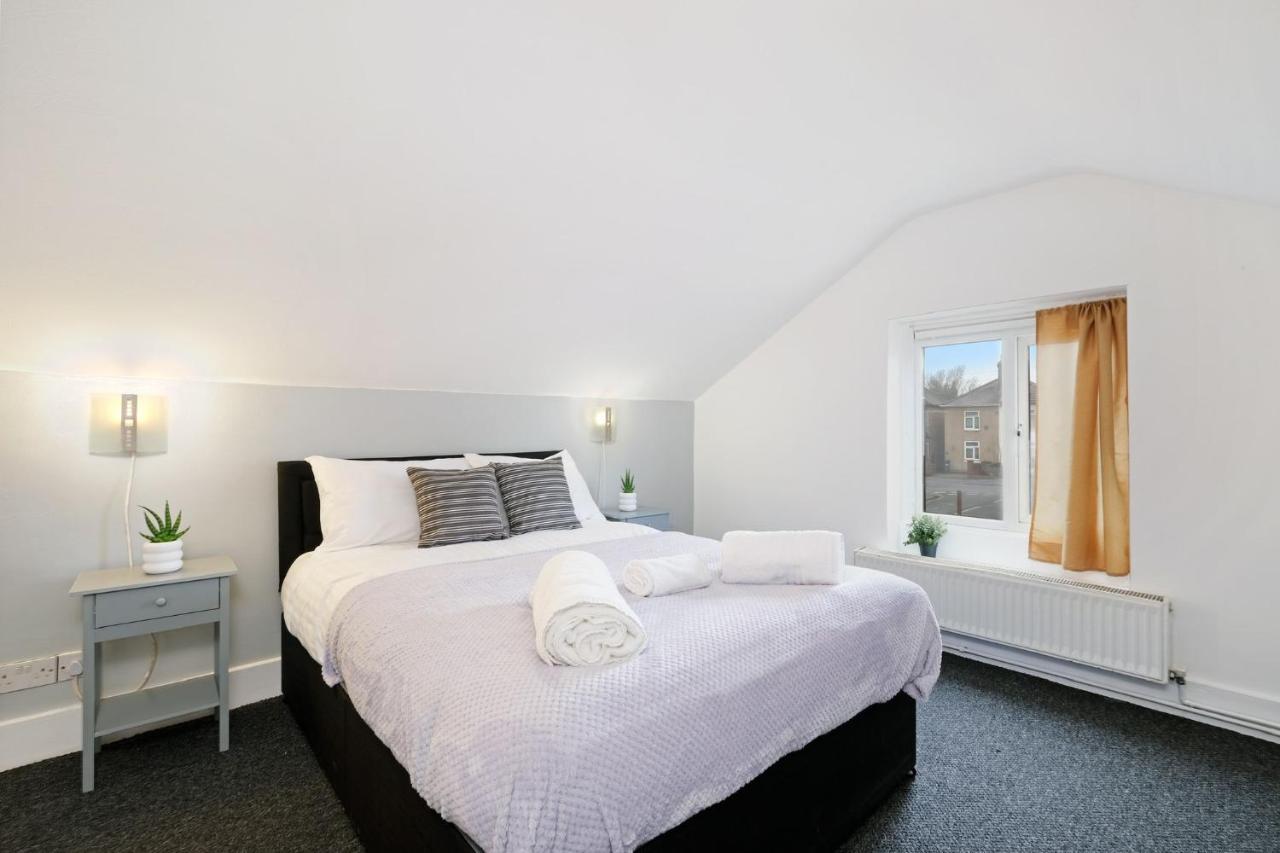 Chic 1Br House In Hounslow - 12 Mins From Heathrow Airport Apartment Feltham Exterior photo